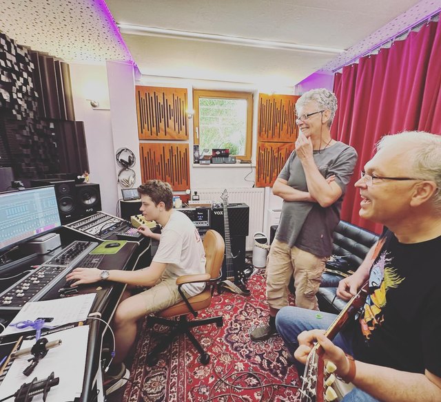 7/8 auf 3/4 auf 5/4 🤯Diese Aufnahme zeigt Gitarristen auf der Suche nach der 1Recording awesome tunes @ StudioCarbon with #soapfactory and assistant @madradt_production