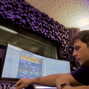 Foto von Musikproduzent Thomas Perry beim Arbeiten in der Tonregie im StudioCarbon Tonstudio - Wiener Neudorf bei Mödling.